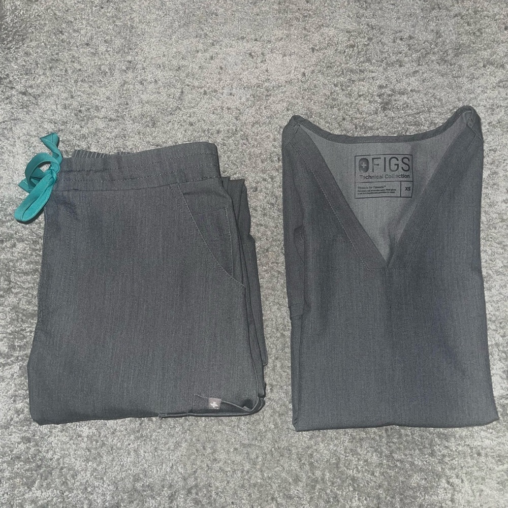 Figs Graphite Casma Three-Pocket Scrub Top 
Graphite Yola Skinny Scrub Pants 2.0